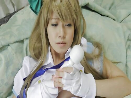 Chica rubia acaricia ...