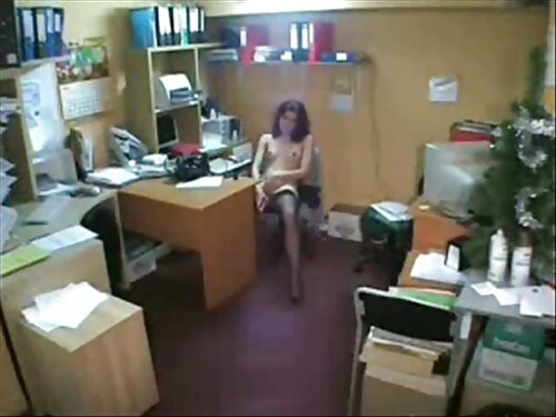 Una joven de pelo ne ...