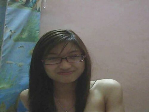 El hombre se sienta  ...