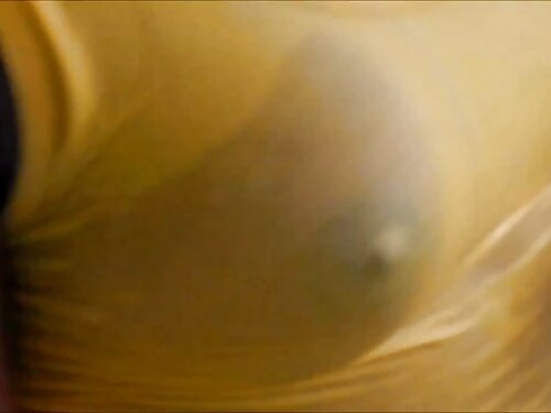 Ella empuja hacia se ...