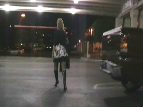 En la elegante sala  ...