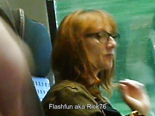 La chica sensual se  ...