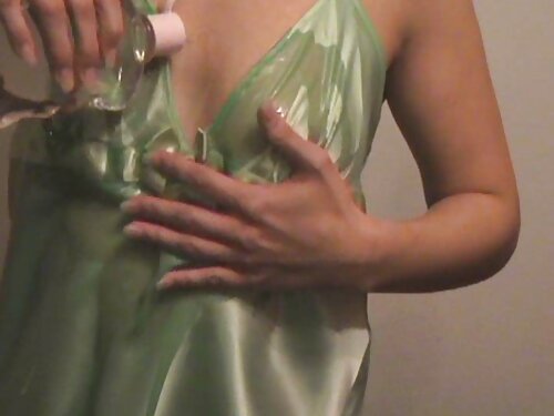 Dos chicas corren vi ...